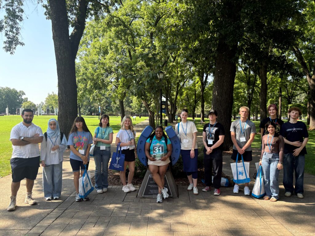 Students standing around the blue horseshoe in Walnut Grove with their Student Orientation Assistant.