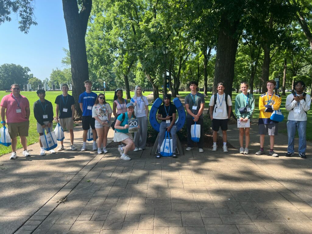 Students standing around the blue horseshoe in Walnut Grove with their Student Orientation Assistant.