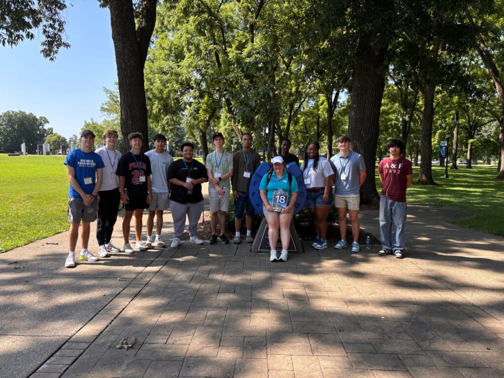 Students standing around the blue horseshoe in Walnut Grove with their Student Orientation Assistant..