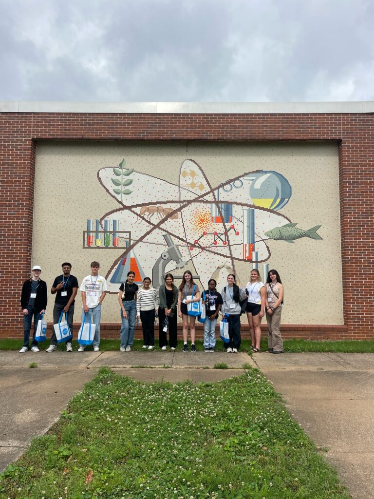 Students attending New to Blue Orientation posing for a photo outside the Davis Science Building.
