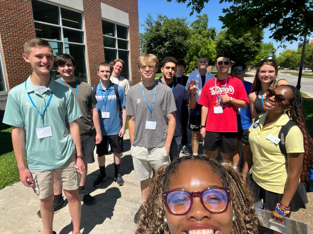 Students attending orientation posing for a photo with their Student Orientation Assistants.