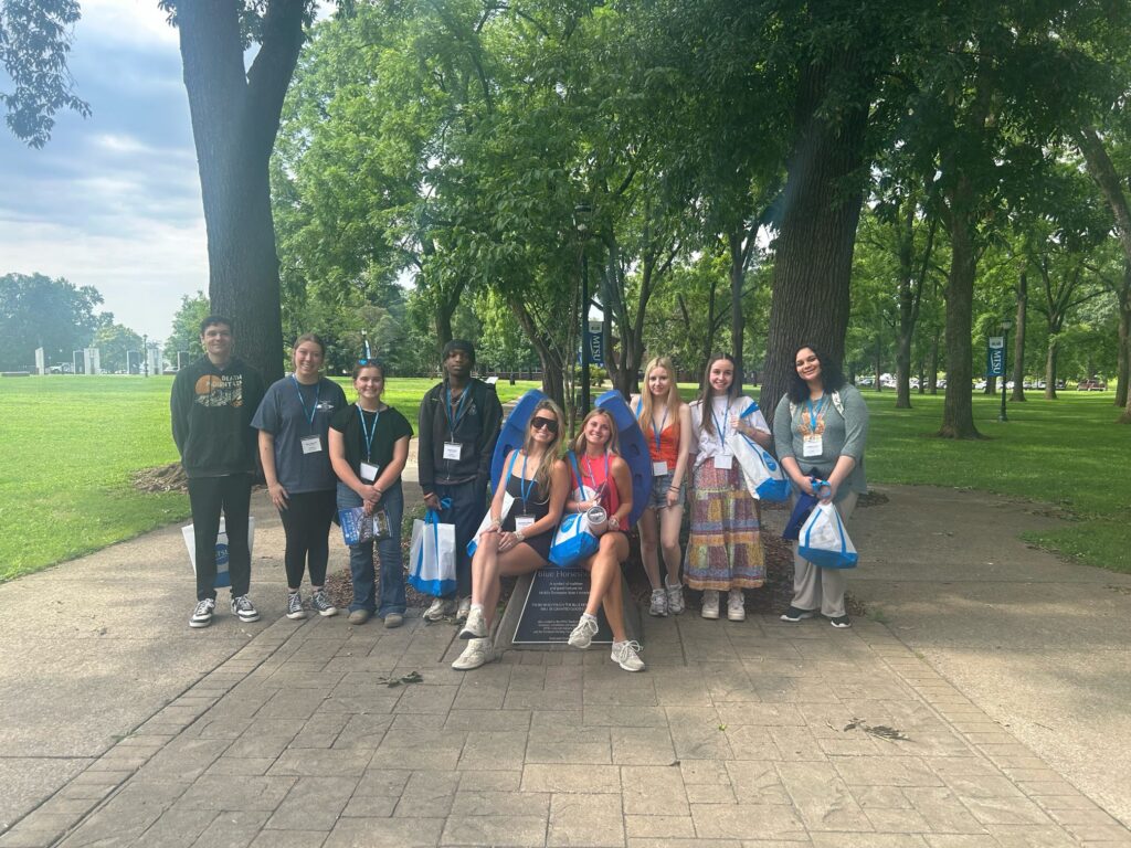 Students attending orientation posing for a photo at the blue horseshoe at MTSU.