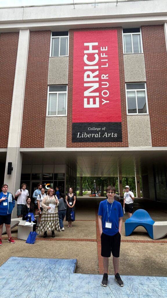 Students attending New to Blue Orientation posing at the center of Peck Hall.