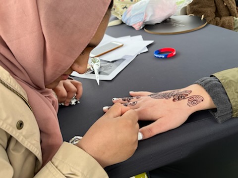 Person giving a Henna tattoo